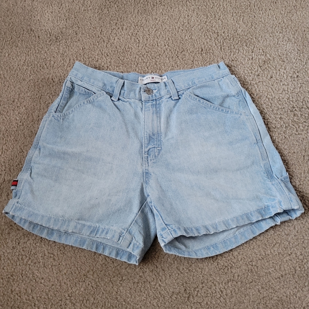 Tommy Hilfiger 90’s style short. 